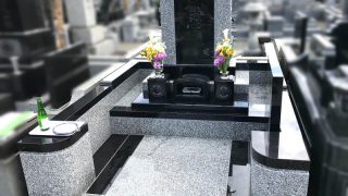 インド産黒御影石YKD＋松山石のデザイン墓石。宇都宮市営聖山公園
